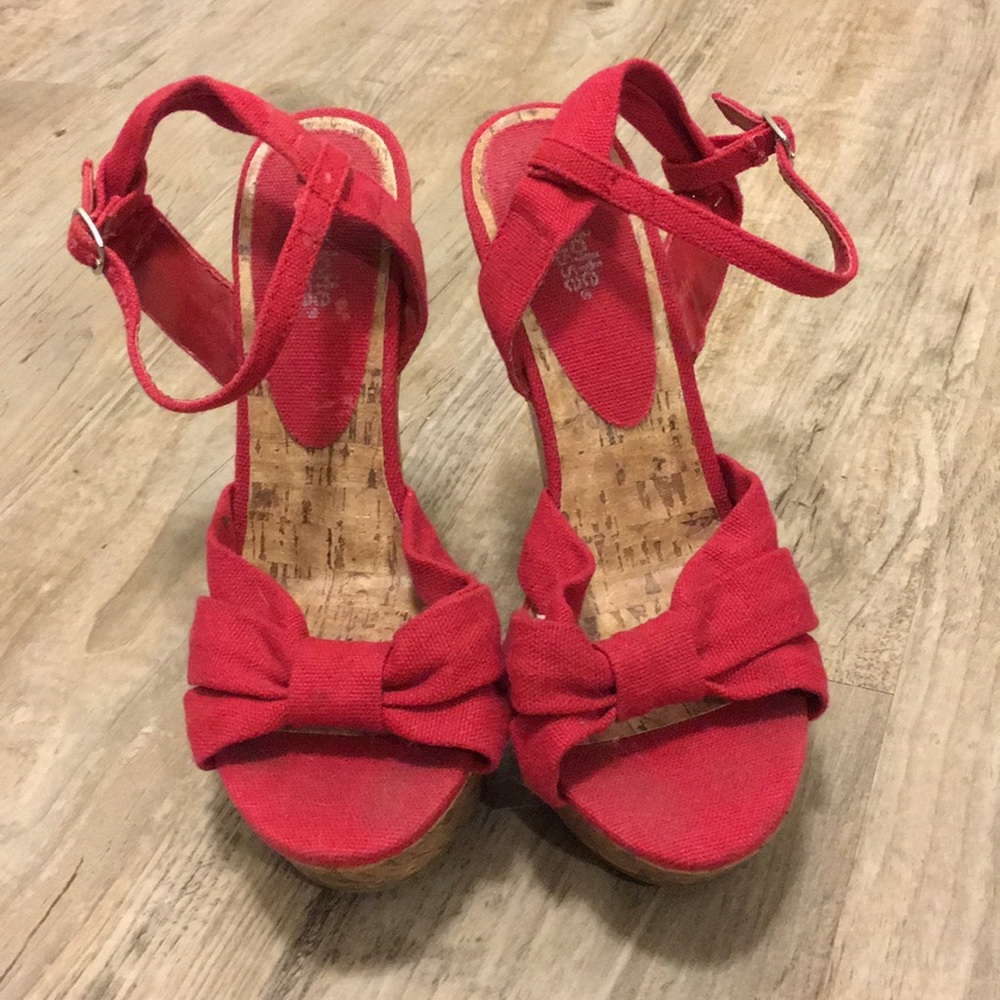 Sassy red wedges 👠👠👠